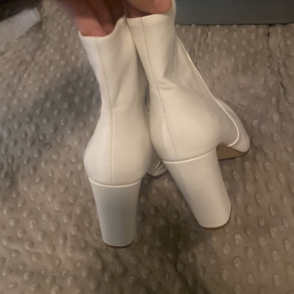 White leather upper Steve Madden heeled boots - Picture 2 of 12